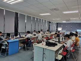 会议室里的人们

描述已自动生成