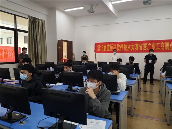 一群人在餐厅里

描述已自动生成