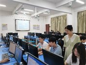 人们在看台上的人在房间里

中度可信度描述已自动生成
