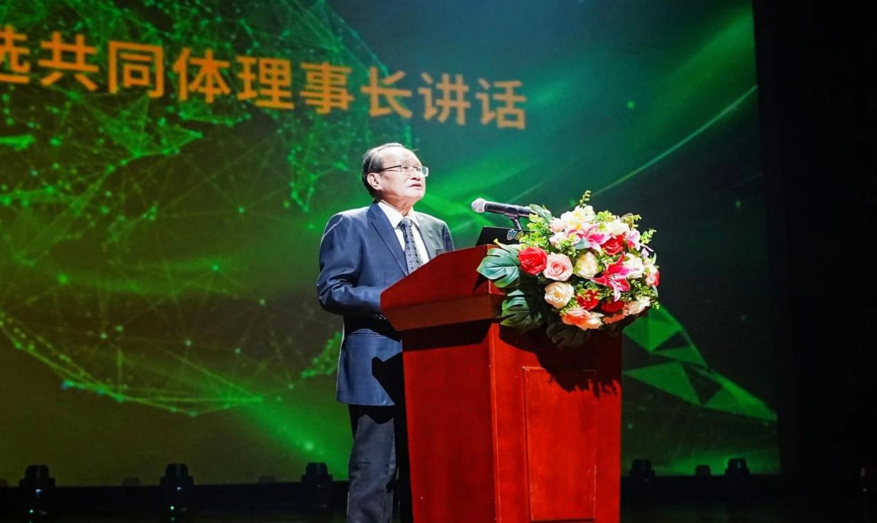 图片包含 男人, 前, 站, 桌子

描述已自动生成