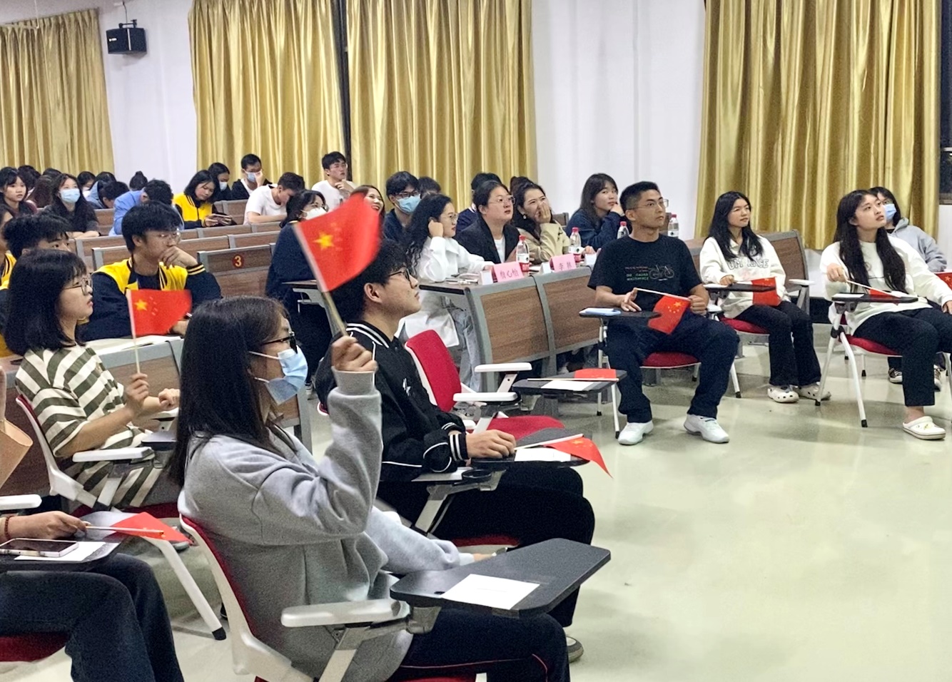 图为积极抢答